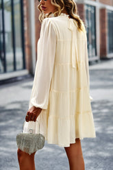 Mini-robe à col volanté et manches bouffantes